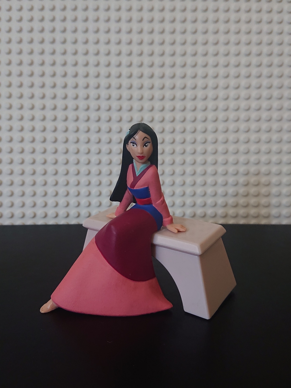 Disney Princess - 3" Mulan Figure in Pink Dress / Kimono Sitting on Bench
